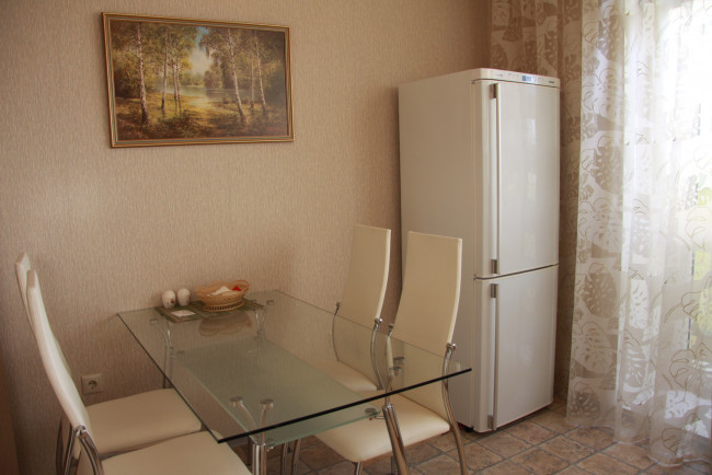 Обои картинки фото интерьер, кухня, стол, стулья, холдильник
