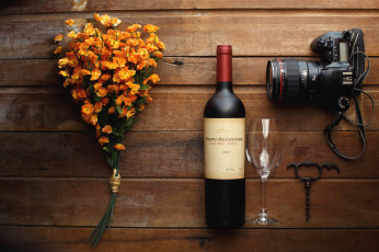 Картинка бренды бренды+напитков+ разное штопор вино бокал фотоаппарат натюрморт цветы бутылка