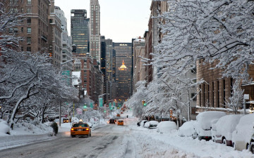 обоя города, нью-йорк , сша, улица, зима, снег, сугробы, такси, небоскребы