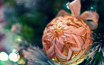 Картинка праздничные шары новый год тесьма ёлочные игрушки игрушка украшения хвоя праздник ёлка рождество шарик боке бантик узор орнамент