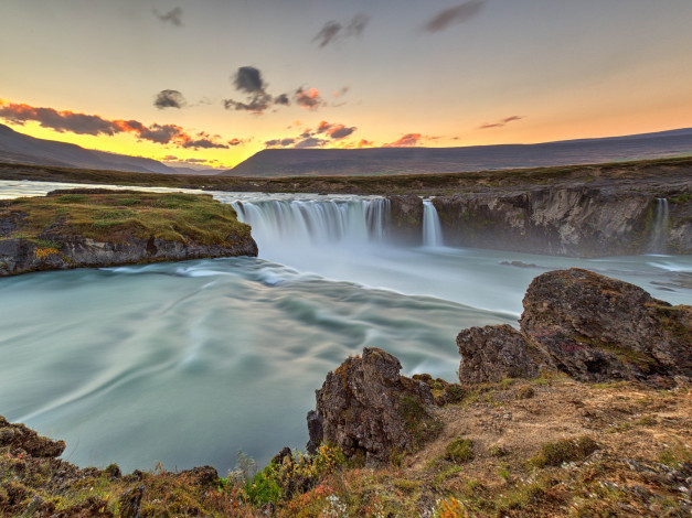 Обои картинки фото природа, водопады, исландия, водопад, небо, скалы, река, облака, закат