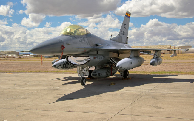 Обои картинки фото general dynamics f-16 fighting falcon, авиация, боевые самолёты, вооружение, американский, истребитель, боевая, ввс, сша, военный, аэродром