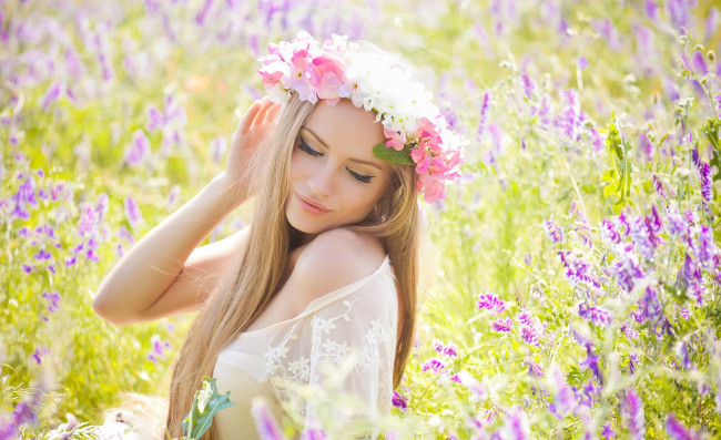 Обои картинки фото девушки, -unsort , блондинки,  светловолосые, блондинка, венок, блузка, цветы, поле