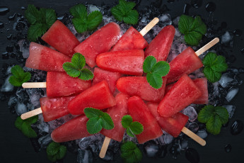 Картинка еда мороженое +десерты темный фон красное лёд много клубничное кубики льда фруктовое ягодное фруктовый земляничное листья земляники