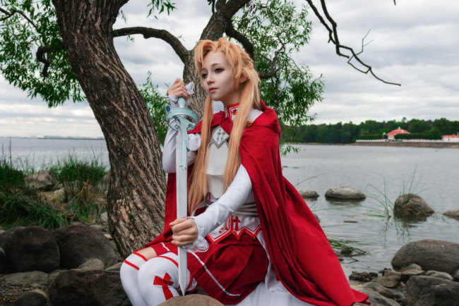 Обои картинки фото asuna k, девушки, - креатив,  косплей, образ, костюм, меч, дерево, камни, озеро