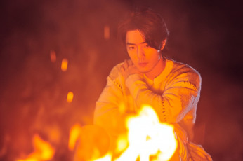 обоя мужчины, xiao zhan, актер, свитер, костер, огонь, искры
