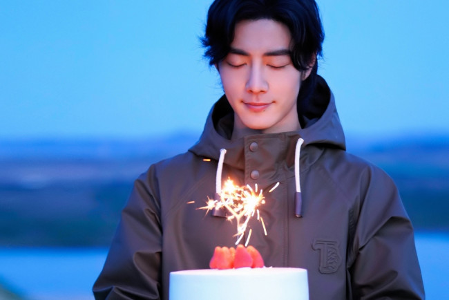 Обои картинки фото мужчины, xiao zhan, актер, куртка, торт, день, рождения