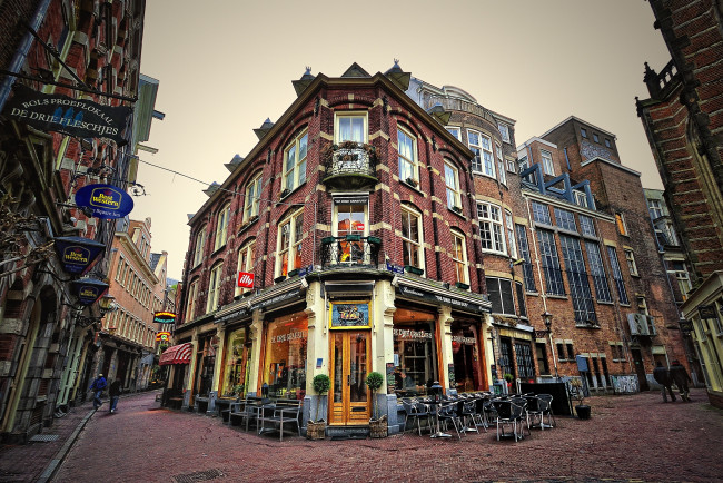 Обои картинки фото амстердам, нидерланды, города, брусчатка, кафе, вывески, дом, улица