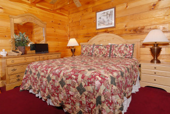 Картинка интерьер спальня комната кровать подушки тумбочки