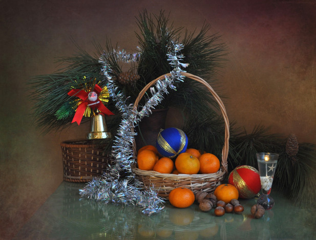 Обои картинки фото праздничные, угощения, елка, орехи, мандарины
