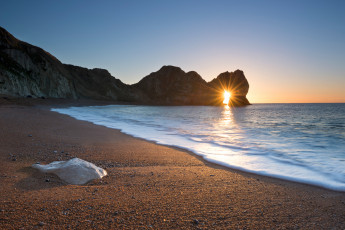 Картинка природа восходы закаты солнце свет юрское побережье англия декабрь утро пляж дердл-дор скалистые ворота зима лучи