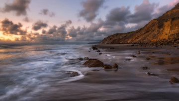 Картинка природа побережье скалы камни прибой облака