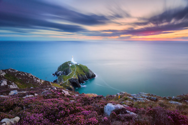 Обои картинки фото природа, маяки, маяк, ирландское, море, уэльс, скалистый, остров, южный, стэк