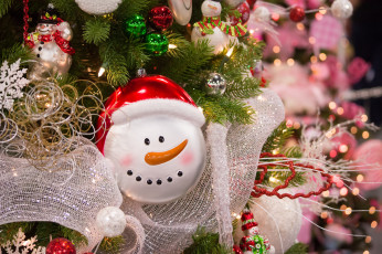Картинка праздничные украшения мишура игрушки ёлка снеговик