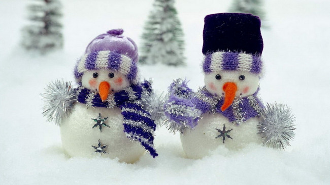 Обои картинки фото праздничные, снеговики, шарфы, шапки, снег, ёлки, мишура