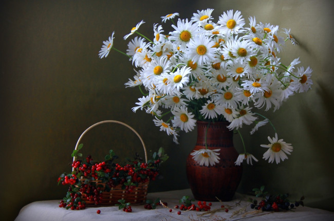 Обои картинки фото цветы, ромашки, брусника, ягоды, корзина, букет