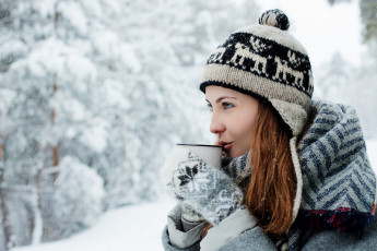 Картинка девушки -+рыжеволосые+и+разноцветные зима вязаная шапочка шарф чашка