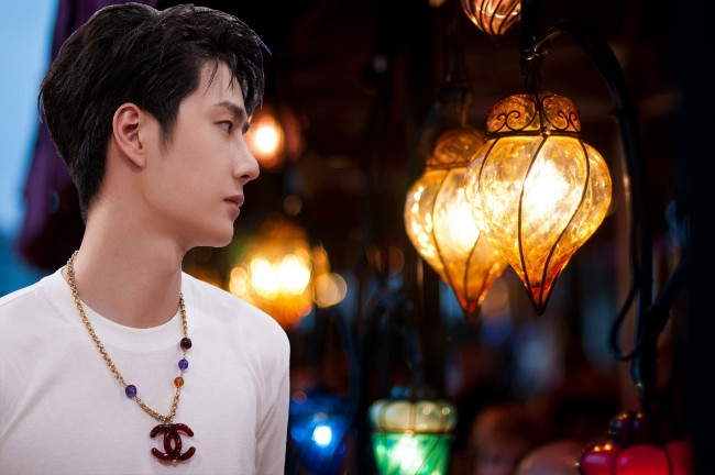 Обои картинки фото мужчины, wang yi bo, актер, футболка, фонари, цепочка