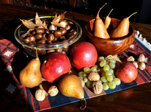 Картинка еда натюрморт груши яблоко виноград каштаны орехи гранаты