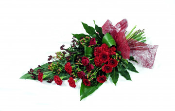 Картинка цветы букеты композиции красный герберы гвоздики бант листья
