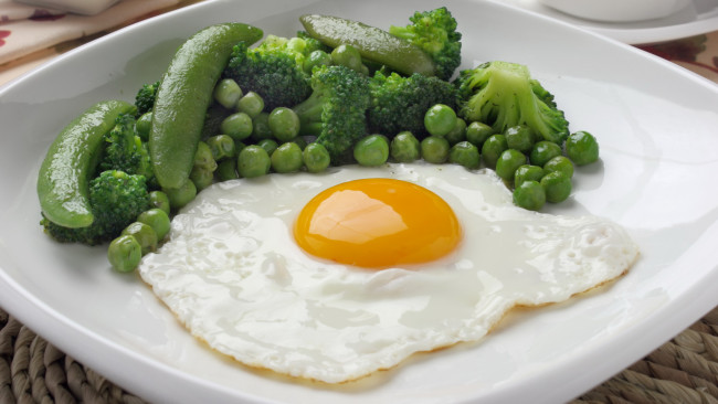 Обои картинки фото еда, Яичные, блюда, яйцо, брокколи, горошек