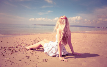 обоя -Unsort Блондинки, девушки, unsort, блондинки, блондинка, ракушки, песок, берег, пляж