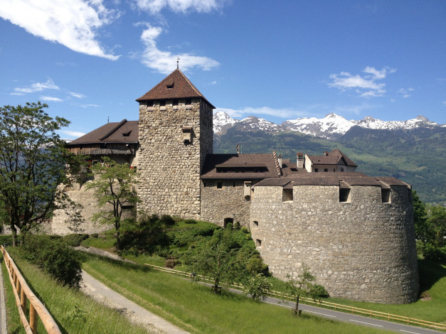 Обои картинки фото vaduz castle,  liechtenstein, города, - дворцы,  замки,  крепости, лихтенштейн, замок