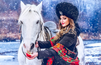 Картинка девушки -unsort+ блондинки яблоко платок лошадь девушка снег шапка