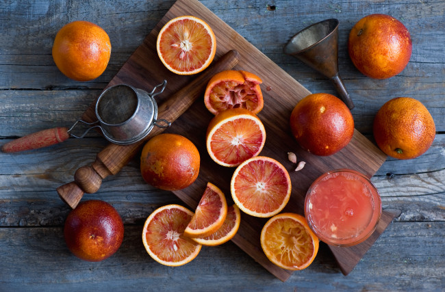 Обои картинки фото еда, цитрусы, лейка, доска, сок, апельсины