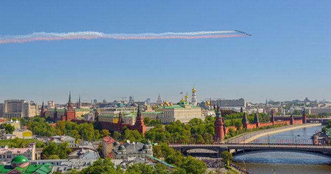 Обои картинки фото города, москва , россия, москва-река, самолёты, кремлёвская, набережная, мост, москва, 9, мая, река, кремль, панорама, большой, каменный