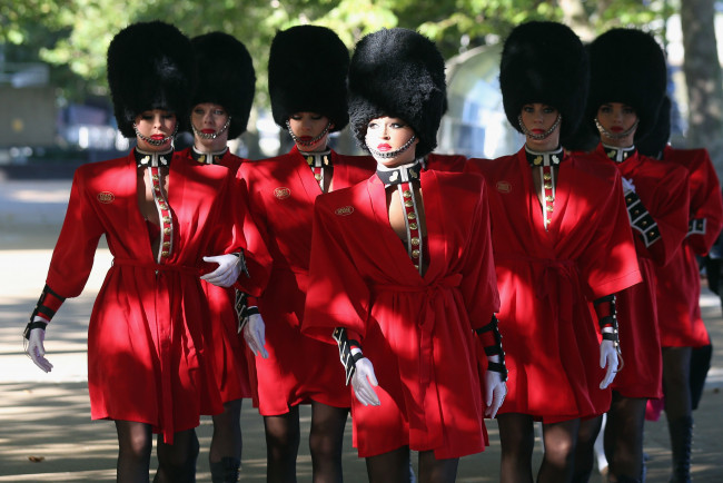 Обои картинки фото девушки, -unsort , группа девушек, команда, шапки, оркестр, костюмы