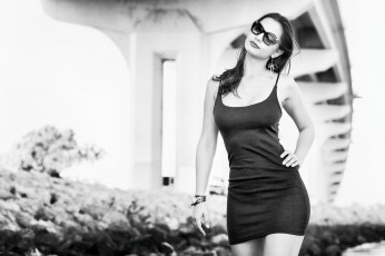 Картинка девушки -unsort+ Черно-белые+обои очки платье браслеты серьги