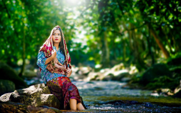 Картинка девушки -unsort+ азиатки юбка этника блузка платок камни ручей лес деревья