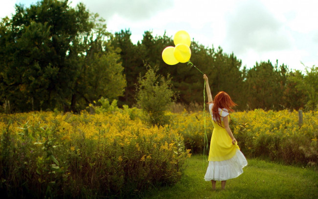 Обои картинки фото девушки, -unsort , рыжеволосые и другие, рыжая, шары, деревья, трава
