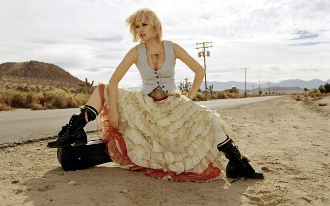 Обои картинки фото девушки, elisha cuthbert, блондинка, жилет, юбка, ботинки, кофр, дорога, обочина