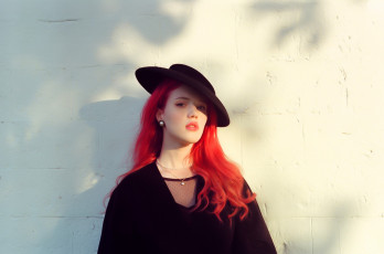Картинка девушки лада+люмос красноволосая шляпа стена