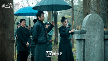Картинка кино+фильмы psych-hunter кладбище похороны люди дождь зонты