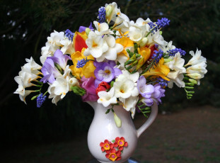 Картинка цветы букеты композиции гиацинт кувшин фрезия тюльпаны