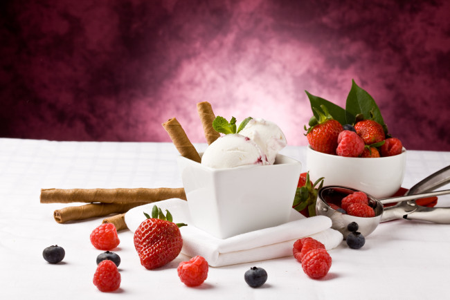 Обои картинки фото еда, мороженое, десерты, малина, ягоды, голубика, клубника