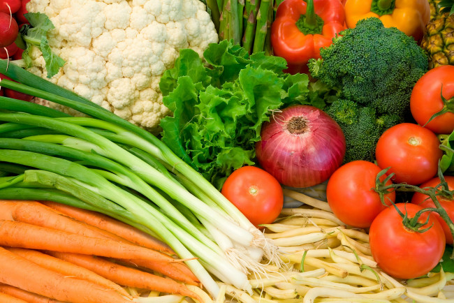 Обои картинки фото еда, овощи, брокколи, помидоры, репчатый, лук, зелёный, салат, болгарский, перец, морковь, витамины, томаты