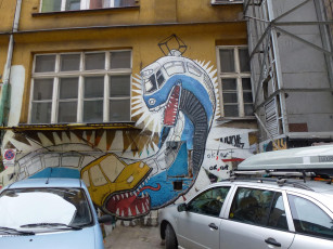 Картинка разное граффити улица поезд машины стена дом