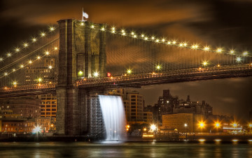 обоя города, нью-йорк , сша, дома, город, флаг, огни, вечер, водопад, вода, мост, бруклин, здания