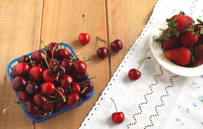Обои картинки фото еда, фрукты,  ягоды, клубника, черешня, салфетка
