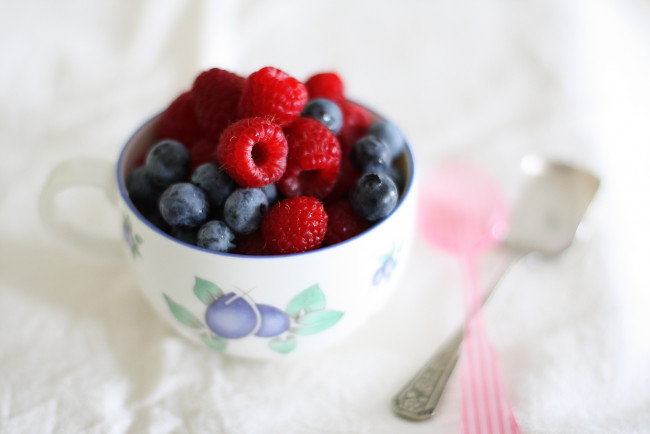 Обои картинки фото еда, фрукты,  ягоды, черника, малина, чашка