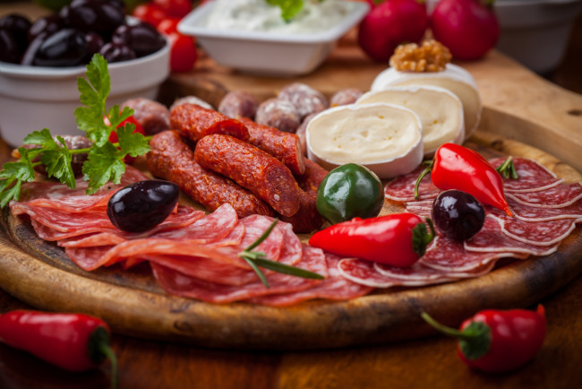 Обои картинки фото еда, разное, перец, оливки, бекон, мясо, колбаса, салями, сыр, зелень, маслины, петрушка