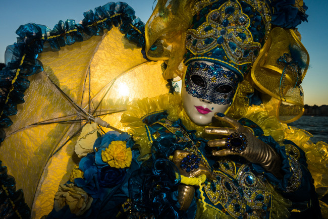 Обои картинки фото разное, маски,  карнавальные костюмы, зонтик, маска, платье