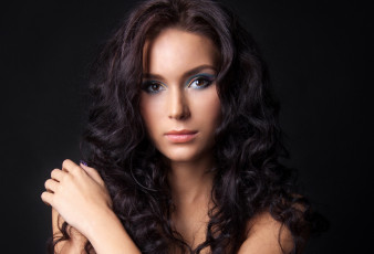 Картинка девушки -unsort+ лица +портреты девушка волосы кудри макияж взгляд тени рука плечи фон модель
