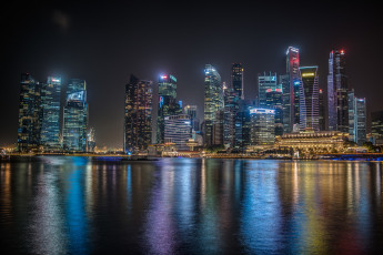 обоя города, сингапур , сингапур, город, ночь, огни, здания, небоскребы, подсветка