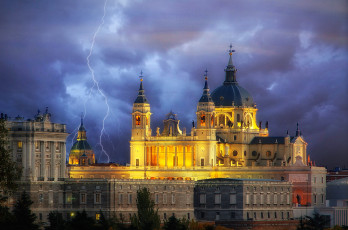 Картинка города мадрид+ испания мадрид купол тучи собор санта-мария-де-ла-альмудена пейзаж молния небо