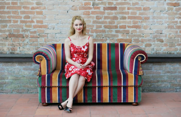 Картинка девушки sarah+gadon стена диван блондинка улыбка актриса сара гэдон сарафан кирпичи